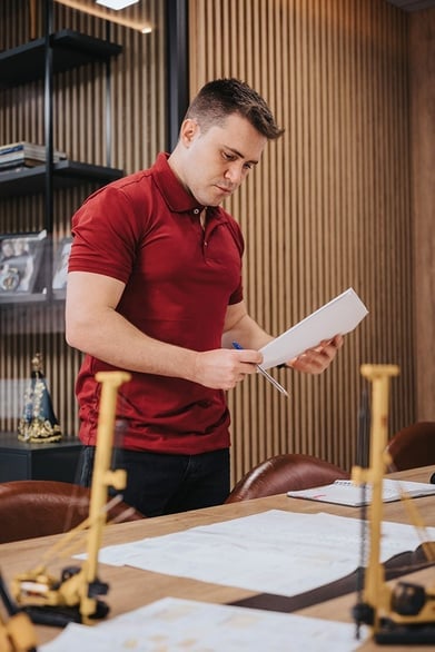 Eng. Vinícius, engenheiro civil, analisando um documento técnico